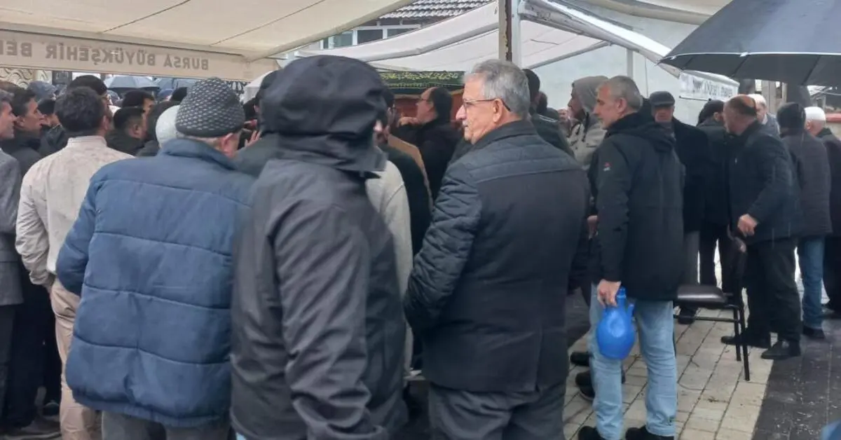 Genç Gazete İnegöl'de Köstebek Tabancasının Patlamasıyla Ölen Genç Toprağa Verildi 2