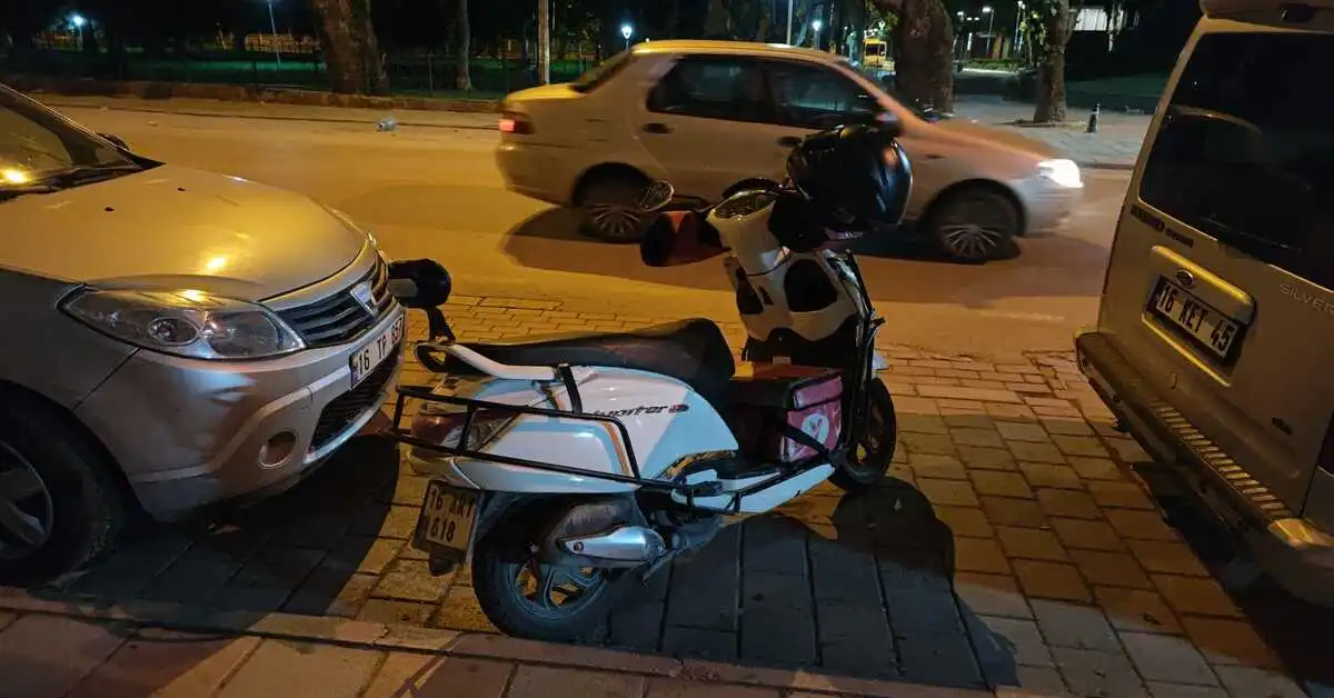 Genç Gazete İnegöl’de Motosiklet Araca Çarptı, Sürücü Yaralandı 1