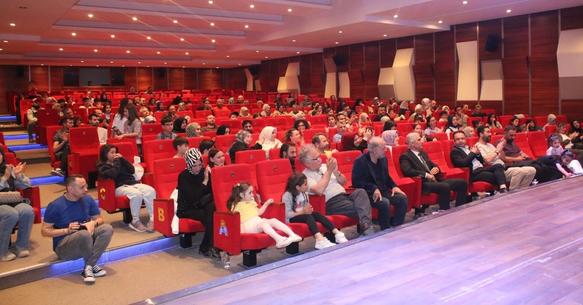 Genç Gazete İnegöl’de Sahne Miniklerin, Tiyatro Gösterisi İzleyiciden Tam Not Aldı 2