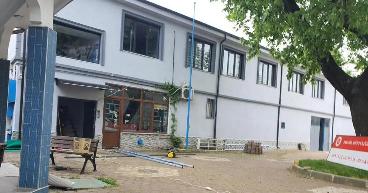 Genç Gazete İnegöl'de Tabela Takarken Düşen Din Görevlisi Yaralandı 1
