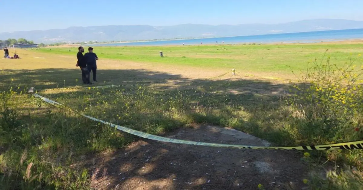 Genç Gazete İznik Gölü Kenarında Patlamamış Top Mermisi Bulundu 2