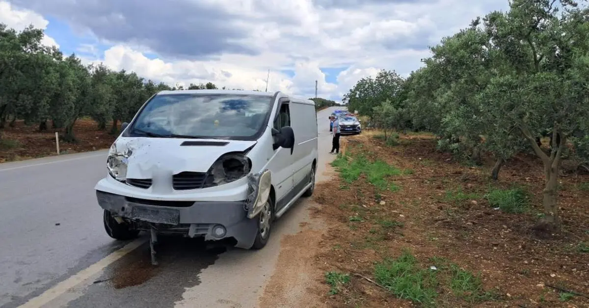 Genç Gazete İznik’te Kamyonetle Minibüs Çarpıştı 2 Yaralı 1
