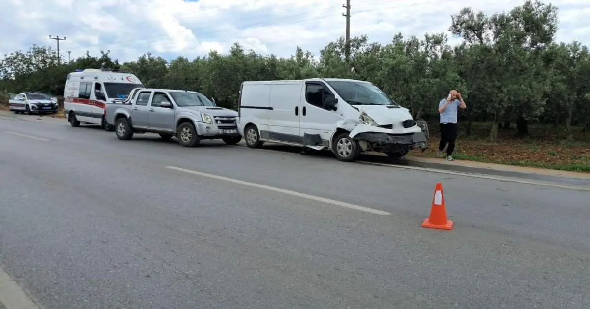 Genç Gazete İznik’te Kamyonetle Minibüs Çarpıştı 2 Yaralı 2