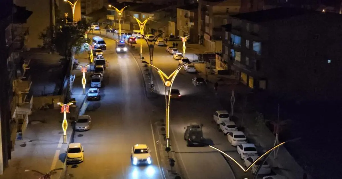 Genç Gazete Keskin Virajda İki Araç Kafa Kafaya Çarpıştı 8 Yaralı 2