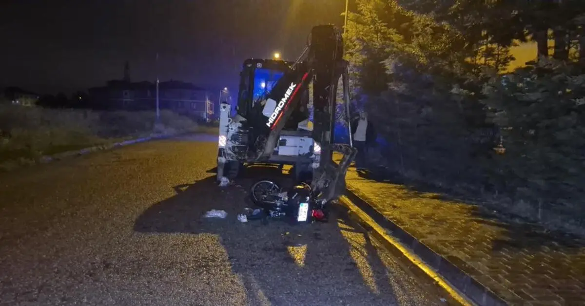 Genç Gazete Motosiklet, Park Halindeki 10 Tonluk İş Makinesine Çarptı 2 Kişi Yaralandı 1