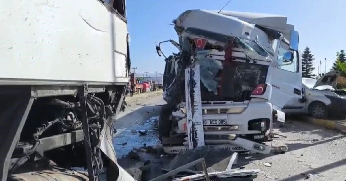 Genç Gazete Tır, Işıkta Bekleyen Otobüs Ve Otomobile Çarptı 6 Yaralı 1
