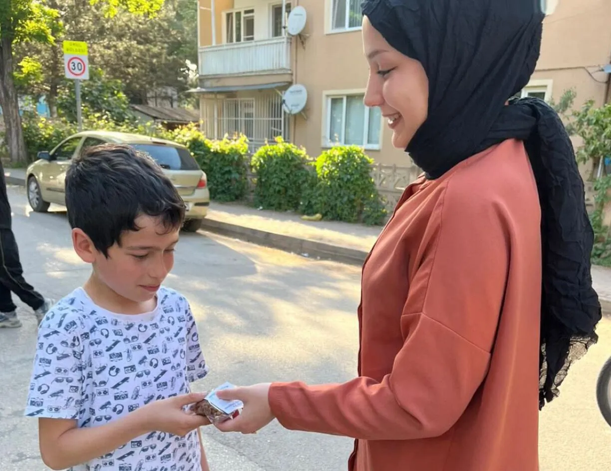 Genç Gazete Uludağ Üniversitesi Öğrencilerden Sokak Hayvanlarına Destek “Bir Kap Su, Bir Kap Mama” 1