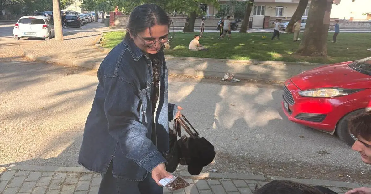 Genç Gazete Uludağ Üniversitesi Öğrencilerden Sokak Hayvanlarına Destek “Bir Kap Su, Bir Kap Mama” 4