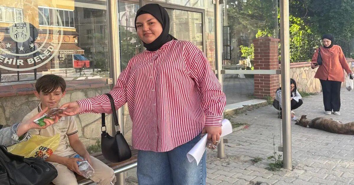 Genç Gazete Uludağ Üniversitesi Öğrencilerden Sokak Hayvanlarına Destek “Bir Kap Su, Bir Kap Mama” 5