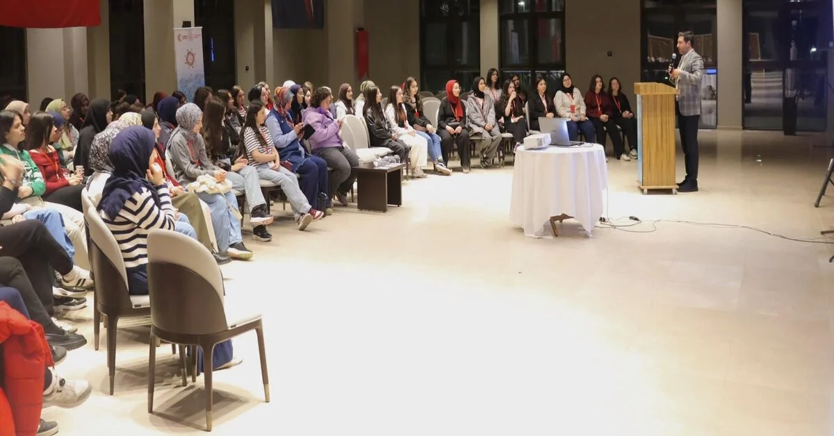 Genç Gazete Yıldırım'lı Gençler Ahlat’ta Geçmişle Gelecek Arasında Bir Köprü Kurdu 1