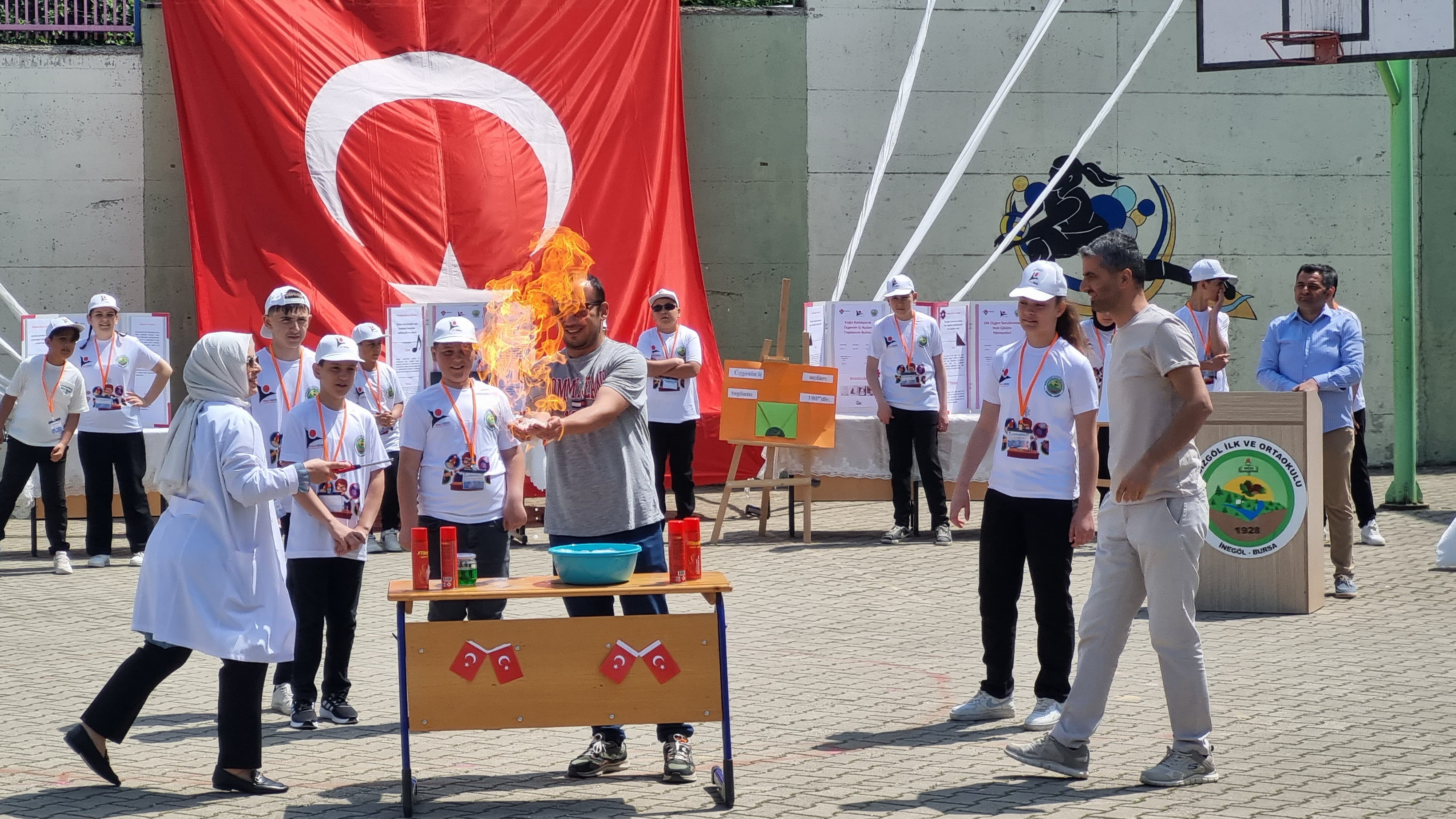 Gencgazete Dipsizgöl Ortaokulu’ndan Bilime Işık Tutan Fuar (15)