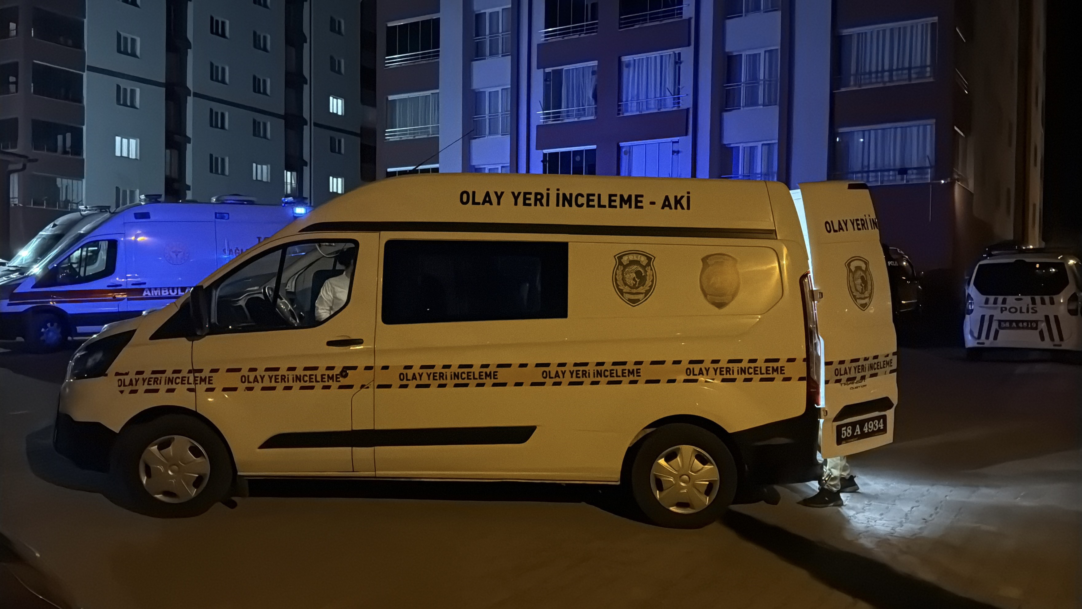 İki Kardeş Evlerinde Boğazları Kesilerek Öldürüldü (2)