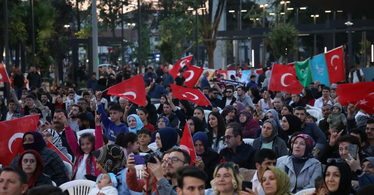 İnegöl Gençlik Şöleni’nde 19 Mayıs Coşkusu Sokağa Taştı (1)