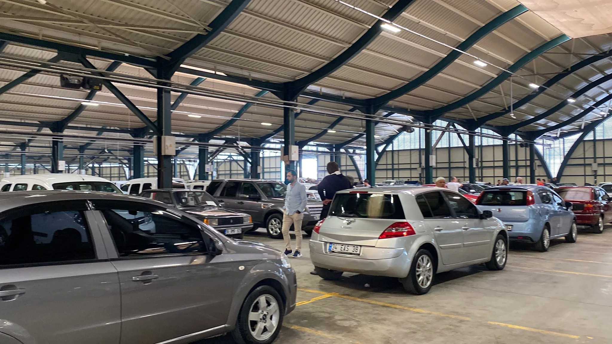 İnegöl Oto Pazarında Bayram Öncesi Hayal Kırıklığı Yaşandı! (2)