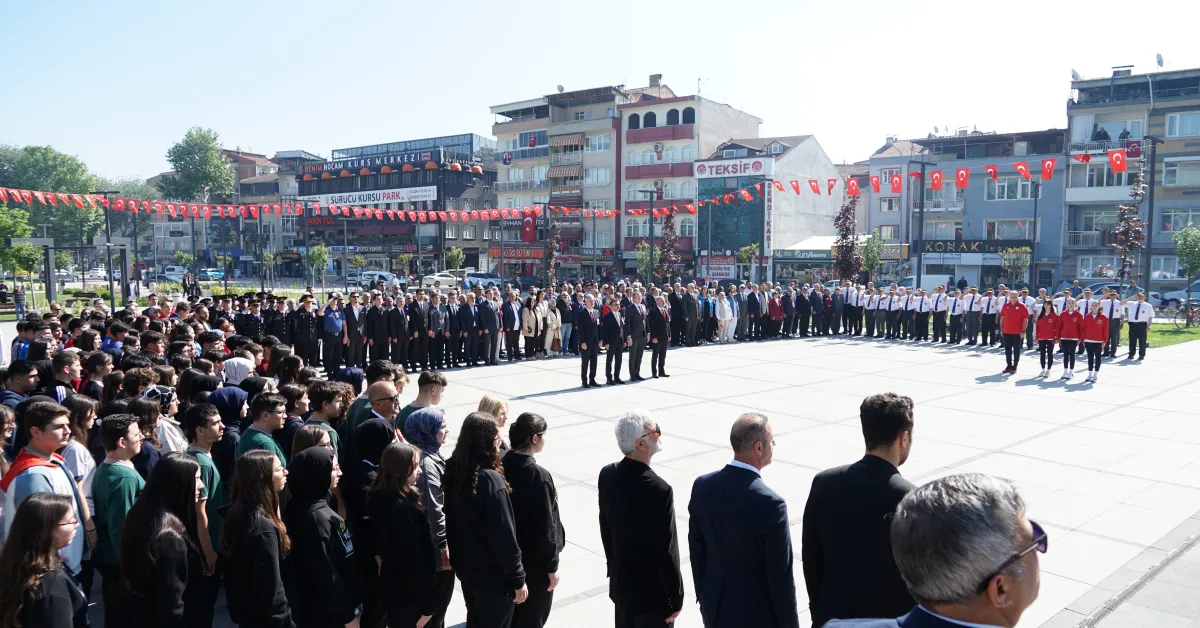 İnegöl’de 19 Mayıs Coşkusu Heykel Meydanında Yaşandı (2)