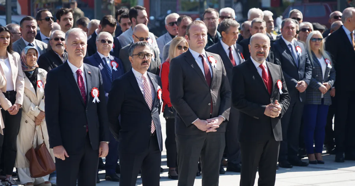 İnegöl’de 19 Mayıs Coşkusu Heykel Meydanında Yaşandı (3)