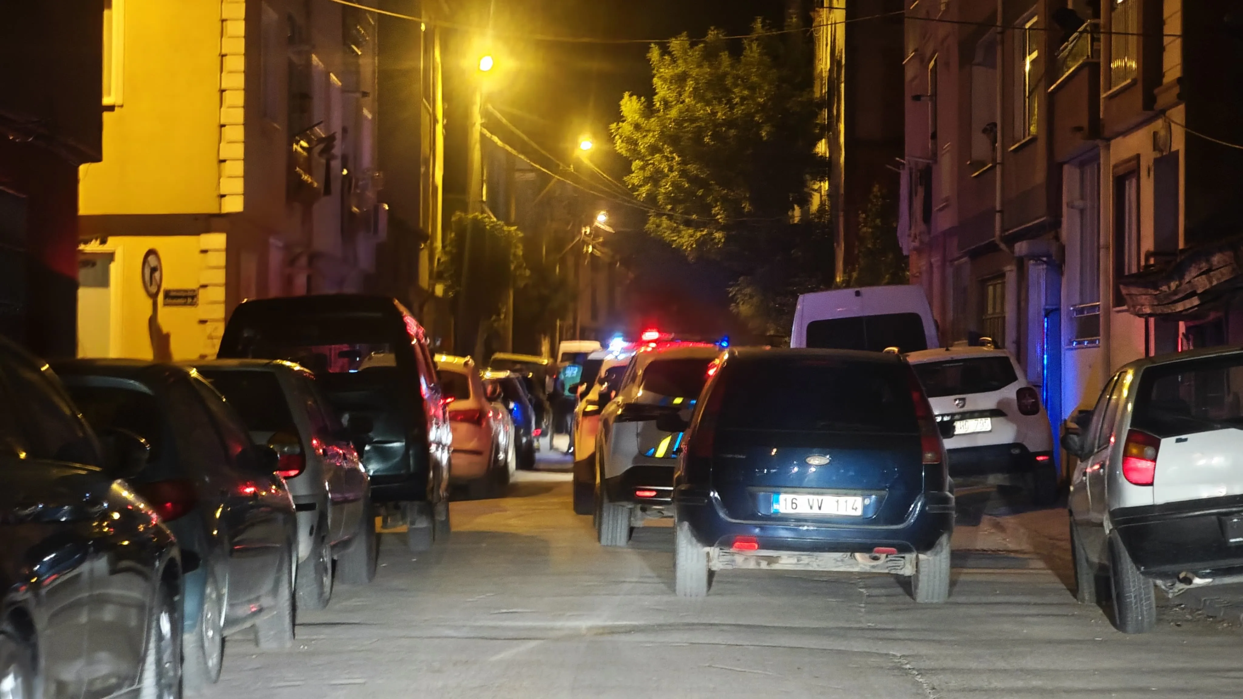 İnegöl’de Alkollü Şahıs Baltayla Mahalleyi Birbirine Kattı! (2)