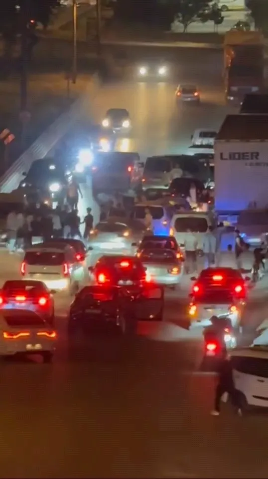İnegöl'de Asker Konvoyundaki Şahısların Kavgası Kamerada! (2)