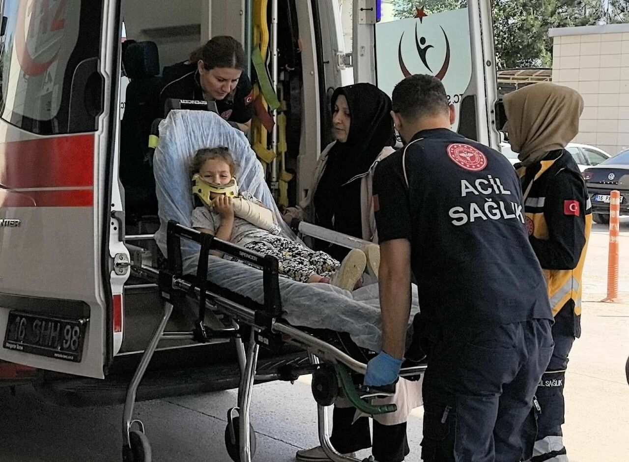 İnegöl’de Kazada Yaralanan Çocuğu Böyle Sakinleştirdiler (2)-1