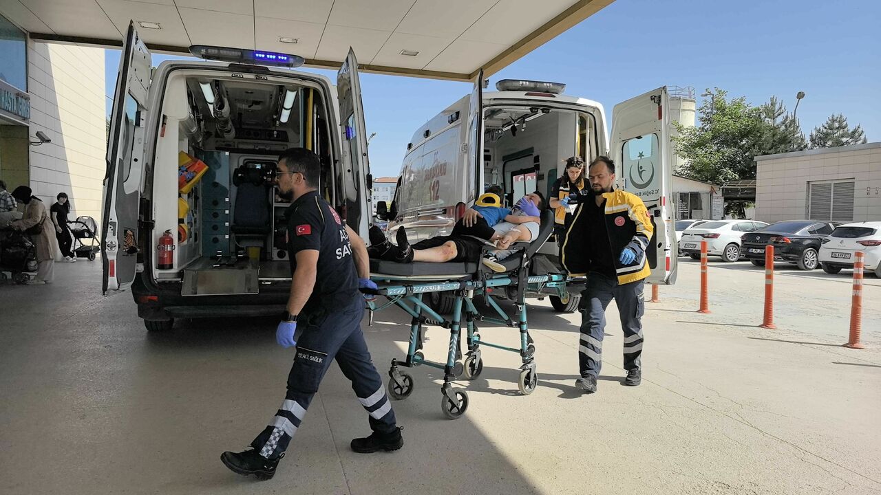 İnegöl’de Kazada Yaralanan Çocuğu Böyle Sakinleştirdiler (5)