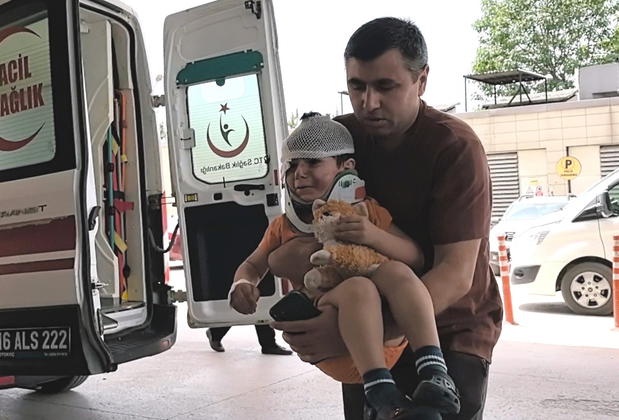 İnegöl'de Kazada Yaralandı, Oyuncağını Elinden Hiç Bırakmadı (1)