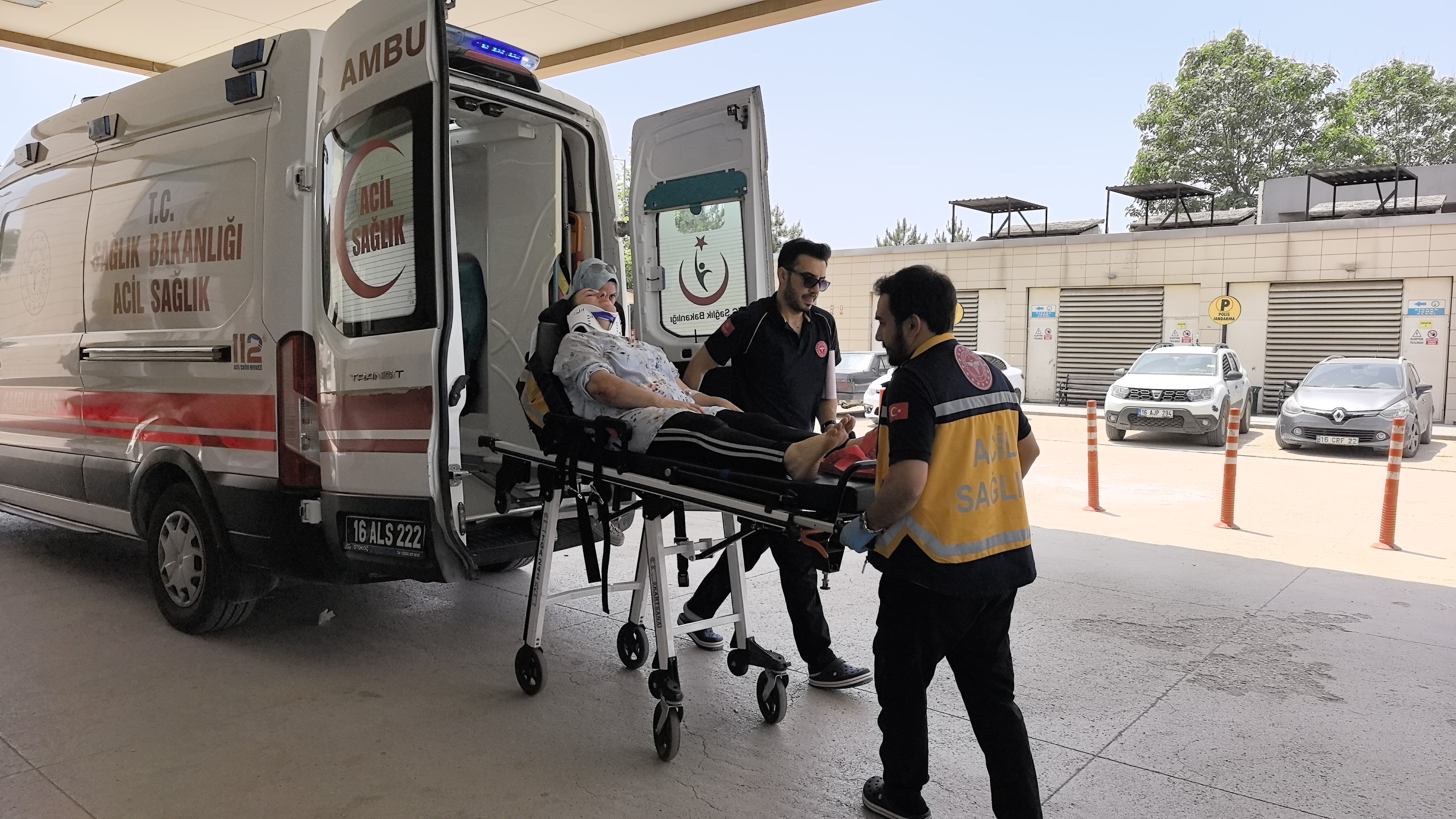 İnegöl'de Kazada Yaralandı, Oyuncağını Elinden Hiç Bırakmadı (4)