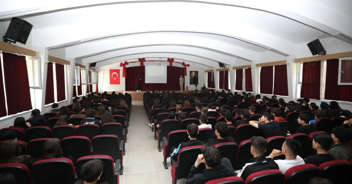 İnegöl’de Lise Öğrencilerine Sosyal Medya Ve Dijital Güvenlik Semineri Verildi (4)