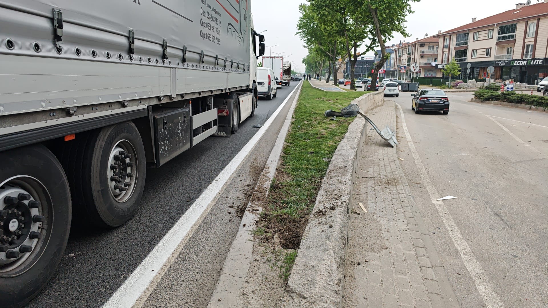 İnegöl'de Orta Refüje Çarpan Otomobil Kaldırıma Çıktı, Sürücü Yaralandı (1)