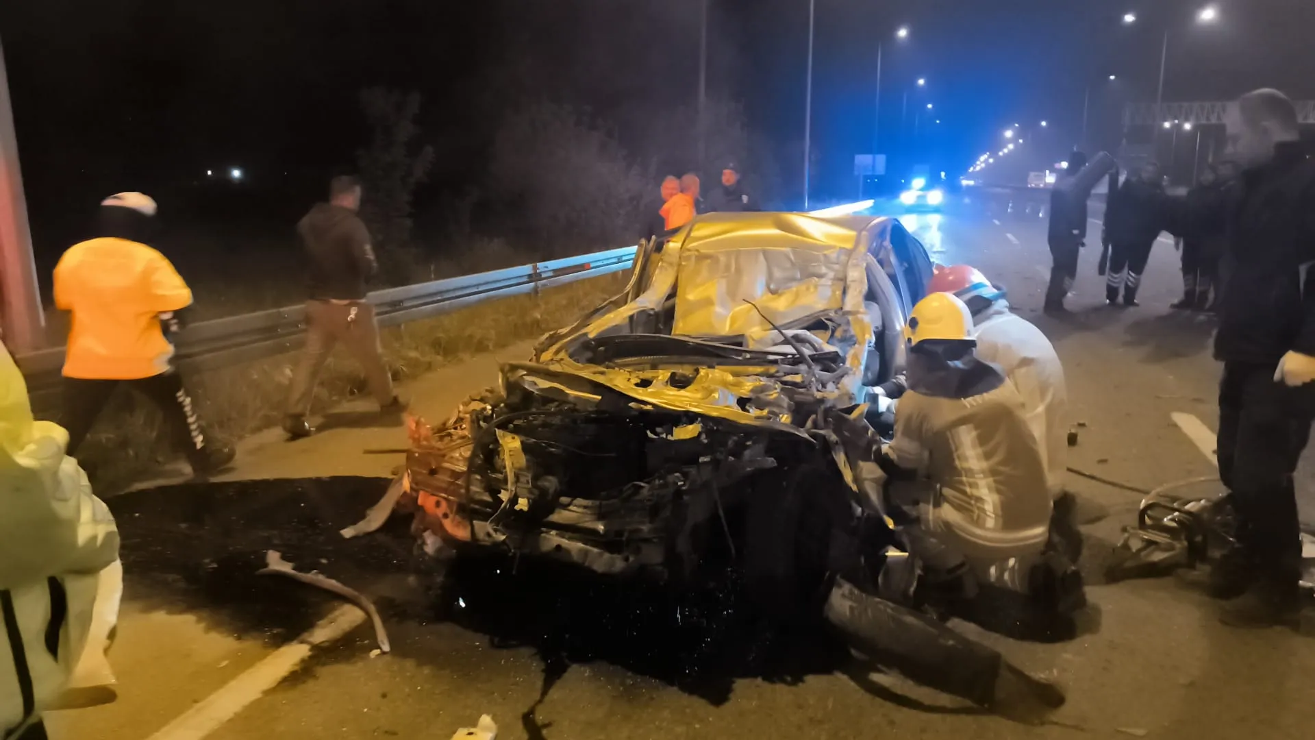 İnegöl'de Otomobil Kamyonun Altına Girdi (3)