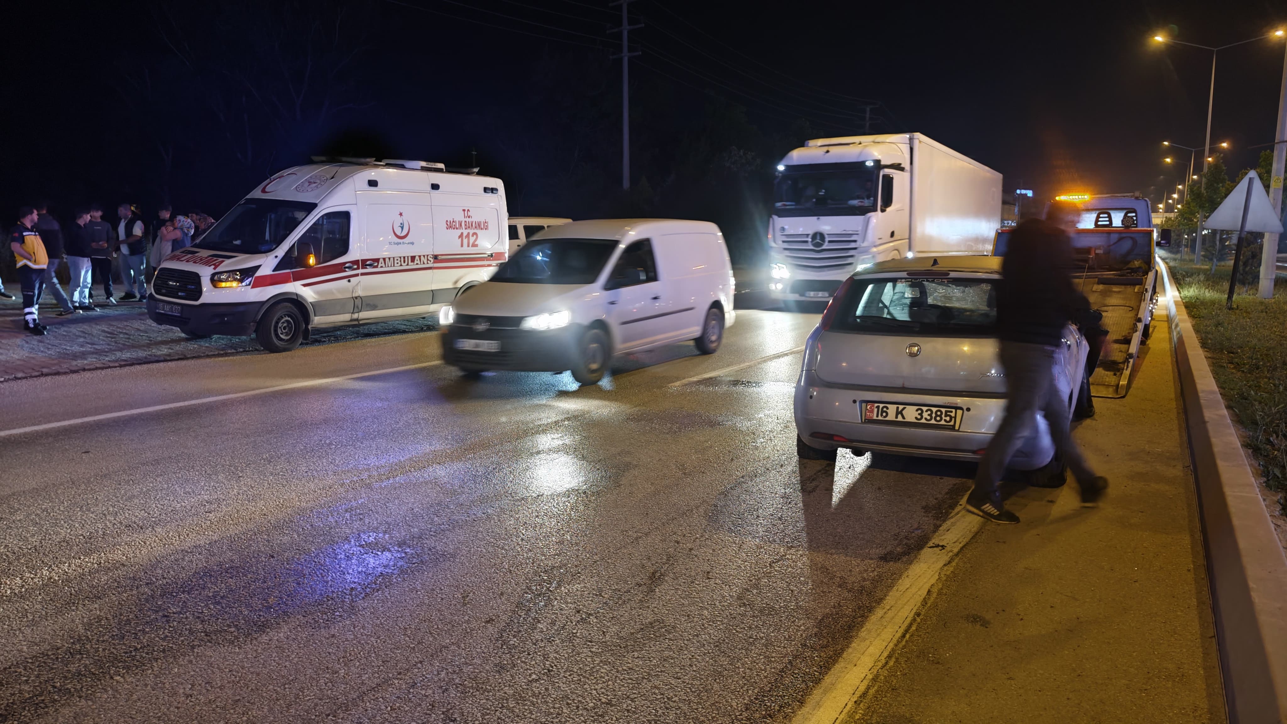İnegöl’de Otomobil Refüjü Aşıp Karşı Şeride Geçti (1)