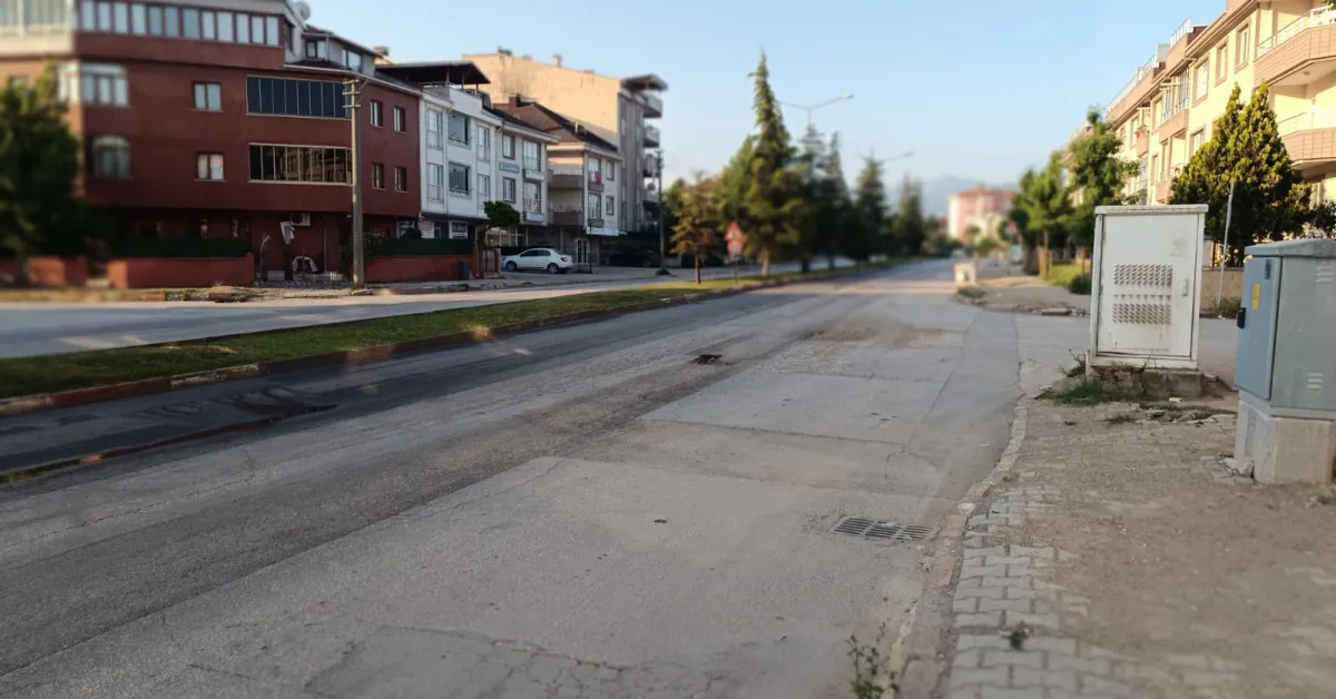 İnegöl'de Vatandaşlardan Yaya Geçidi Talebi Süleymaniye Mahallesi’nde Geçiş Çilesi (1)