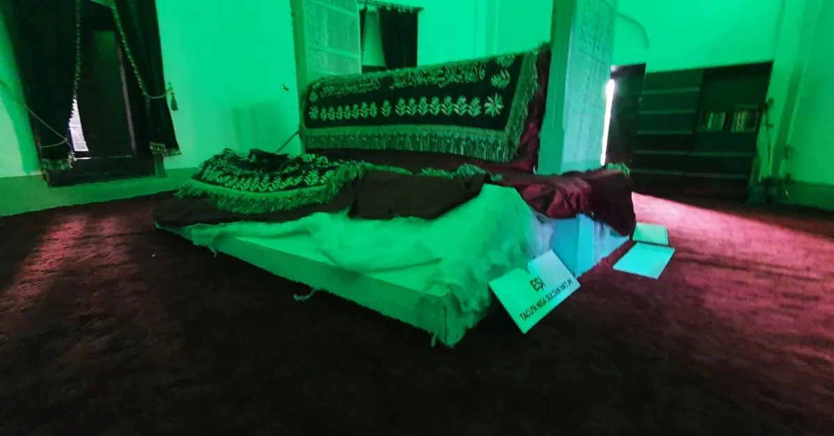 İshak Paşa Türbesi’ne Gündüz Vakti Saldırı Sandukalar Ve Mezar Taşları Tahrip Edildi (4)