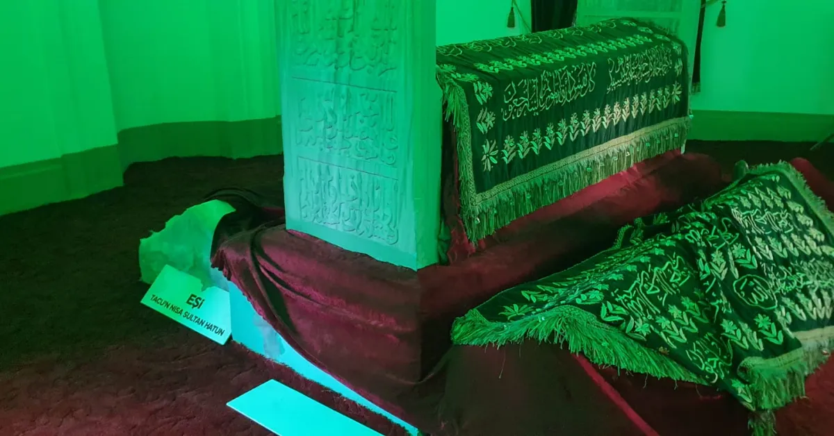 İshak Paşa Türbesi’ne Gündüz Vakti Saldırı Sandukalar Ve Mezar Taşları Tahrip Edildi (5)