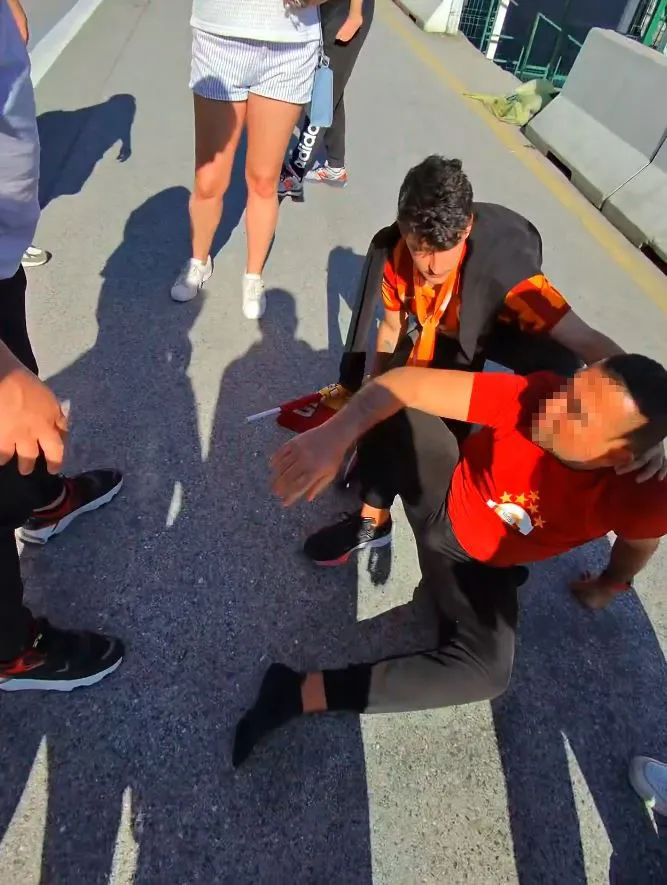 Kadıköy’de Galatasaraylı Taraftara Silahlı Saldırı! (1)