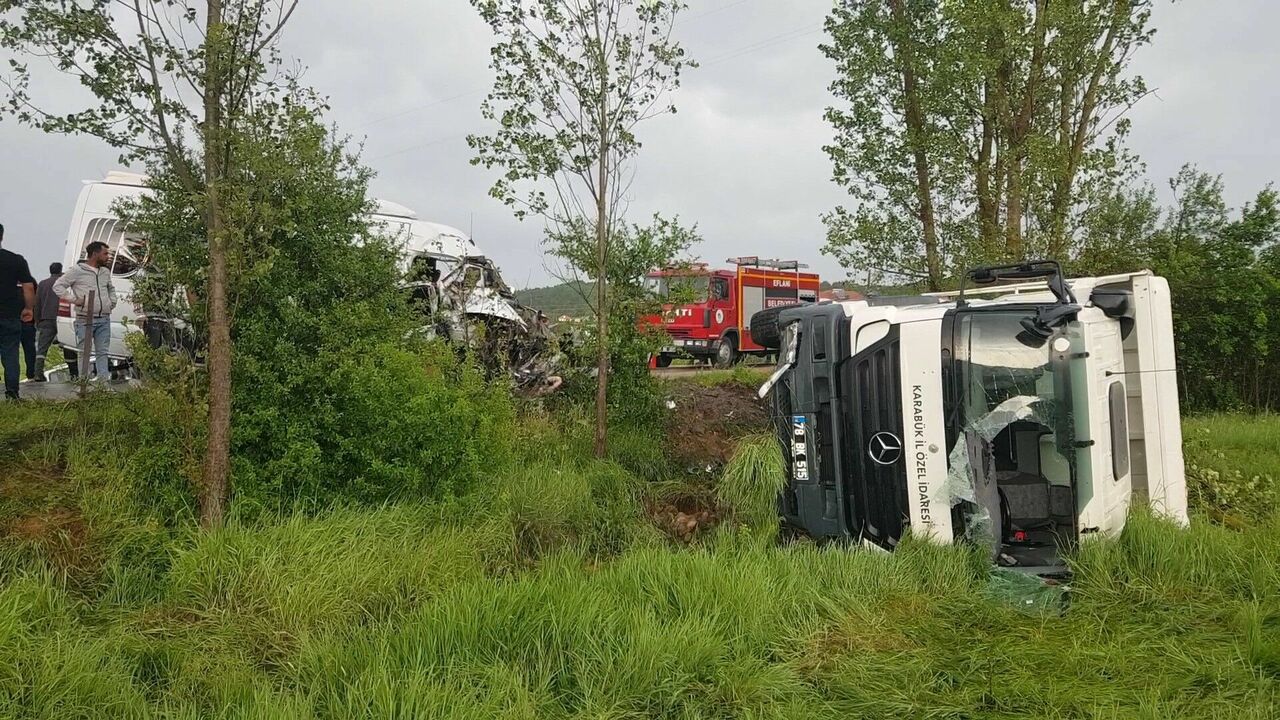 Karabük'te 4 Araçlı Zincirleme Kaza! (5)