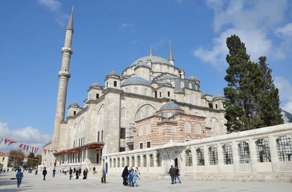 Kılıçla Hutbe Geleneği Hâlâ Yaşıyor! Hangi Camilerde Uygulanıyor, Kökeni Neye Dayanıyor (1)
