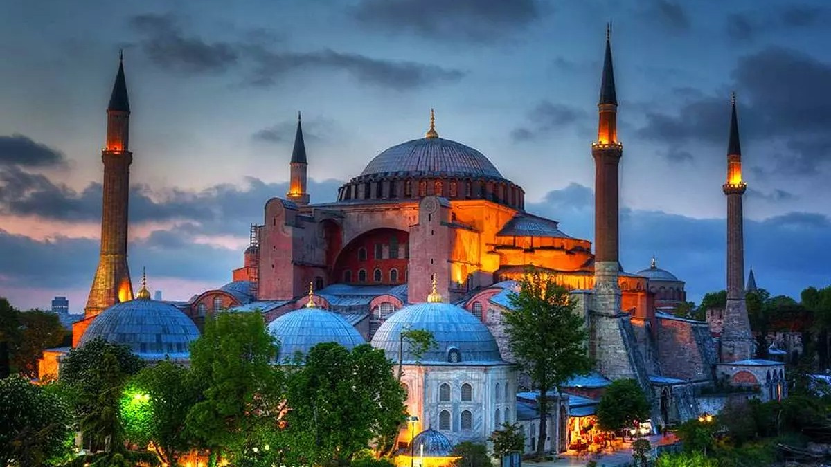 Kılıçla Hutbe Geleneği Hâlâ Yaşıyor! Hangi Camilerde Uygulanıyor, Kökeni Neye Dayanıyor (2)