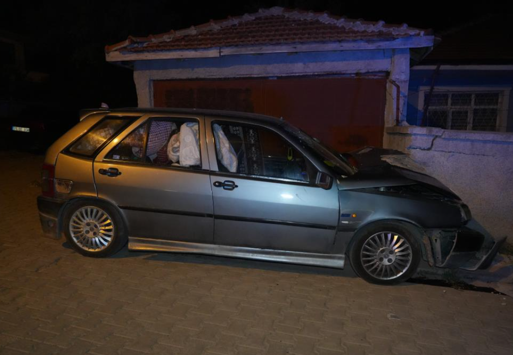 Kırıkkale’de Otomobil Bahçe Duvarına Çarptı 3 Yaralı (3)