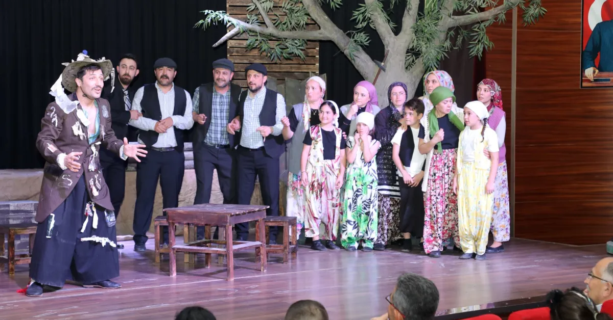 “Komşu Köyün Delisi” Tiyatro Oyunu Galasıyla İnegöllü Sanatseverlerle Buluştu (4)