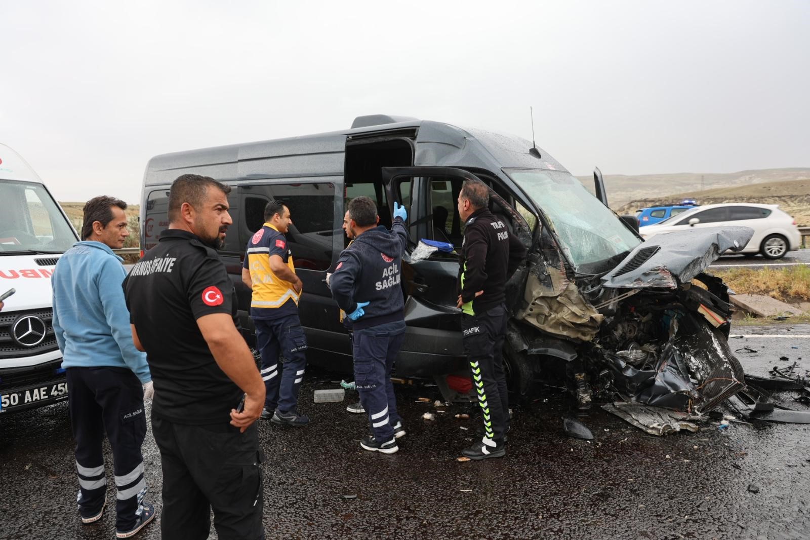 Kontrolden Çıkan Otomobil Karşı Şeride Geçti 3’Ü Ağır 7 Yaralı (3)