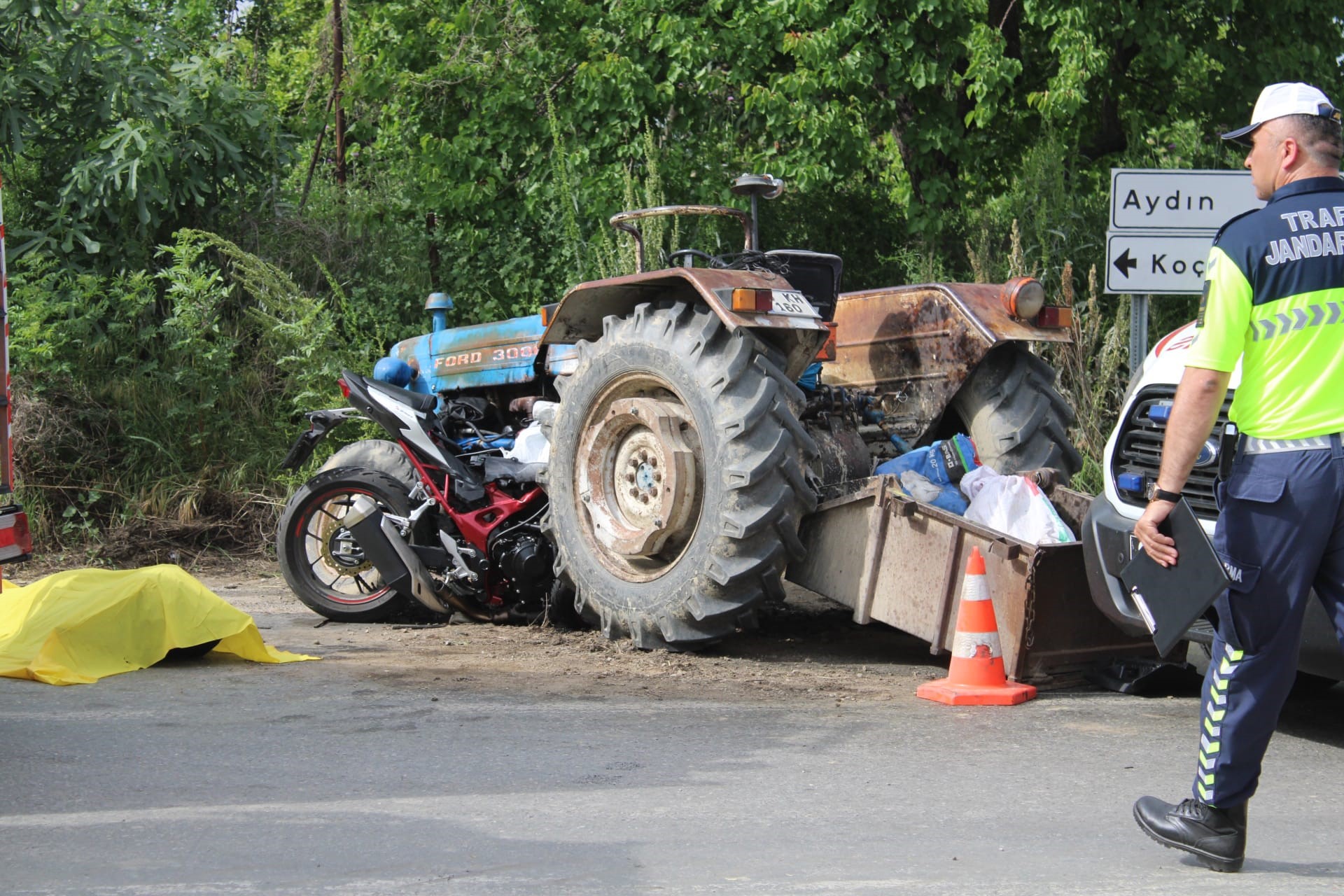 Motosiklet Traktöre Saplandı, 3 Kişi Hayatını Kaybetti (2)