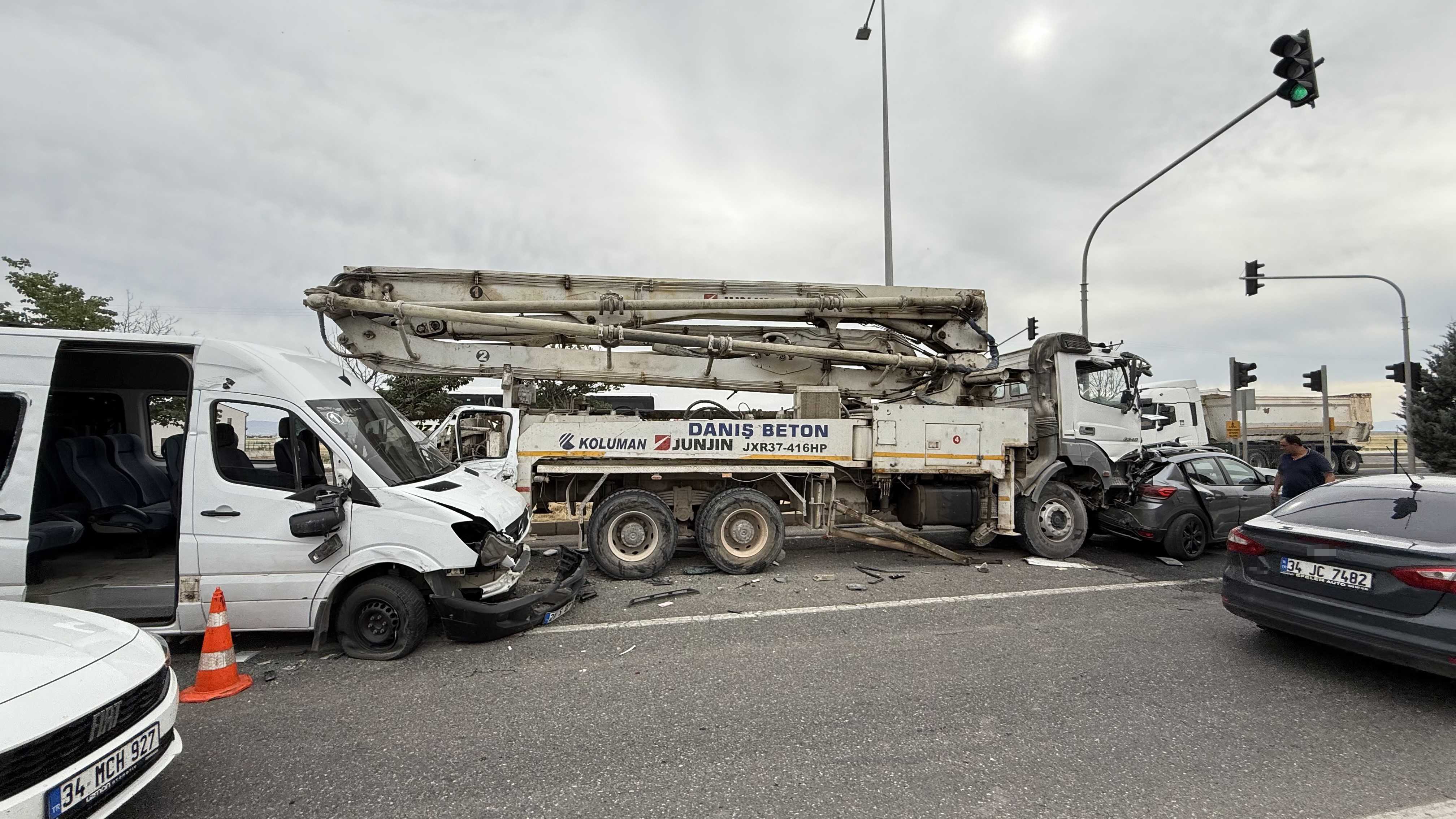 Otomobil, Beton Mikseri Ve Minibüs Çarpıştı 11 Yaralı (1)