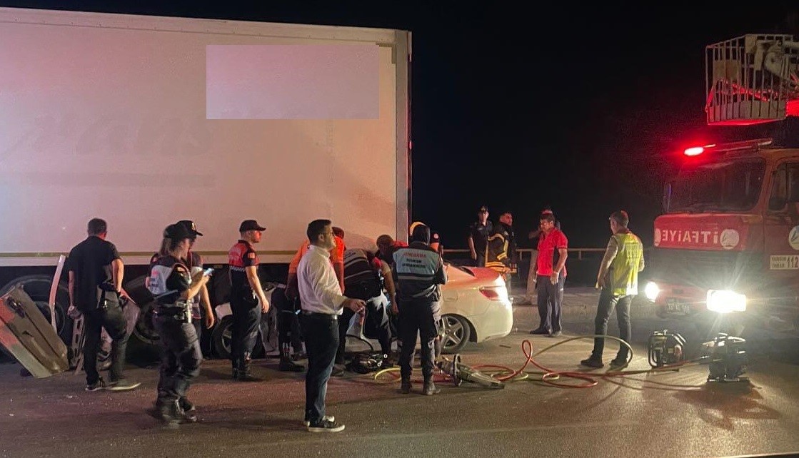 Otomobil, Park Halindeki Tırın Altına Girdi 2 Ölü (3)