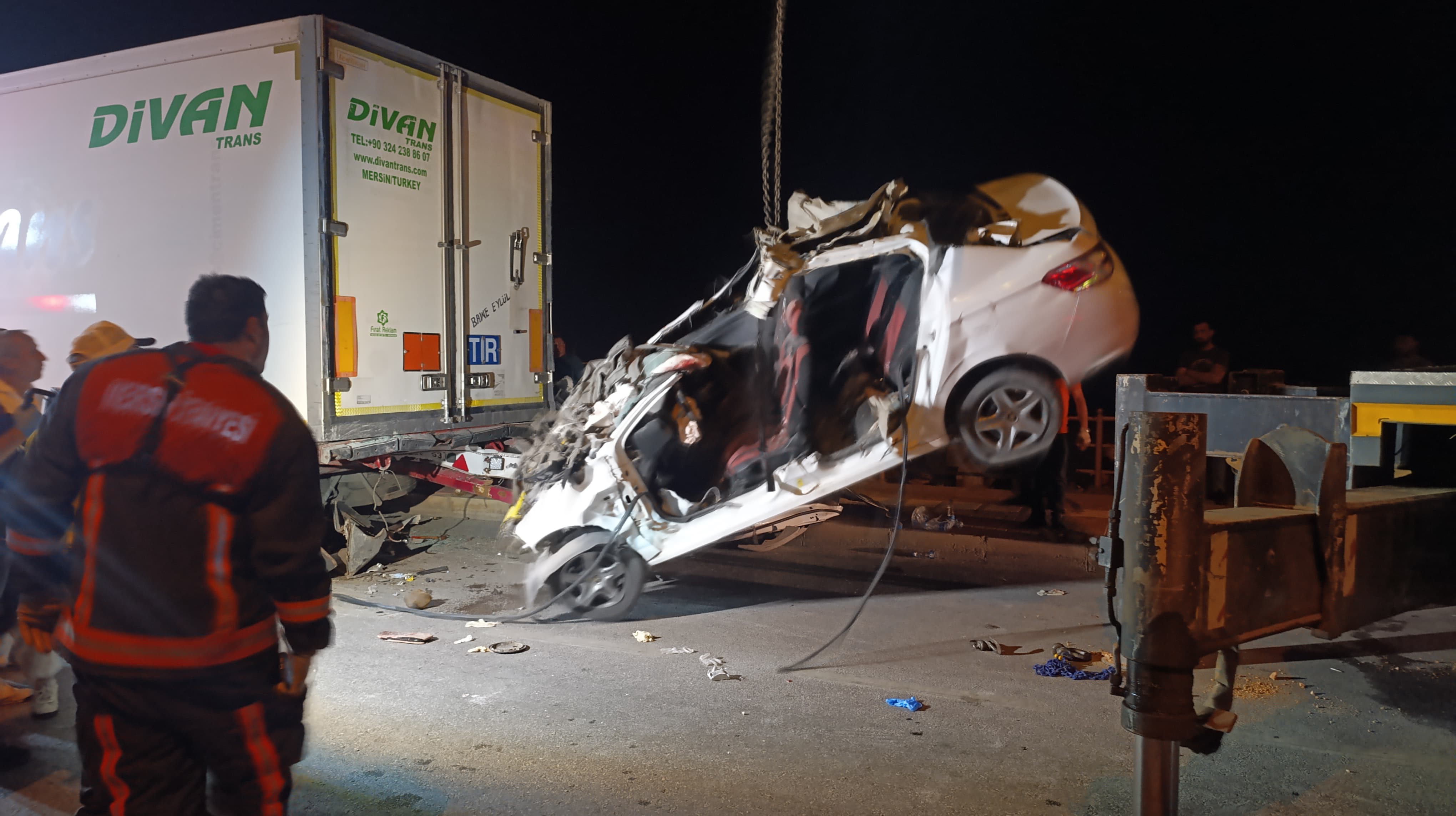 Otomobil, Park Halindeki Tırın Altına Girdi 2 Ölü (5)