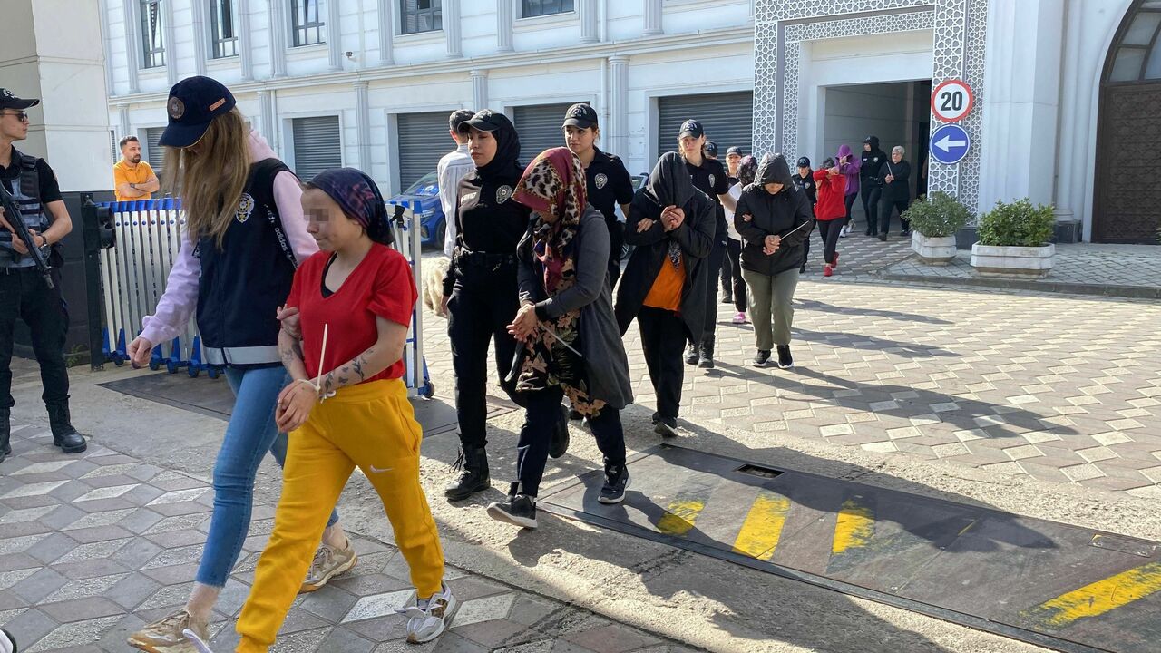 Sahte Araç Kiralama Sitesiyle 122 Kişiyi Dolandırdılar 52 Kişi Tutuklandı (1)