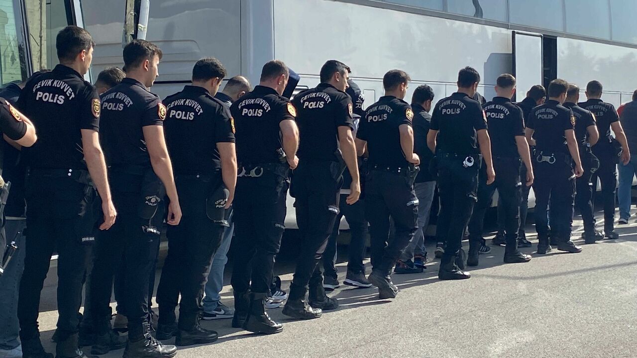 Sahte Araç Kiralama Sitesiyle 122 Kişiyi Dolandırdılar 52 Kişi Tutuklandı (3)