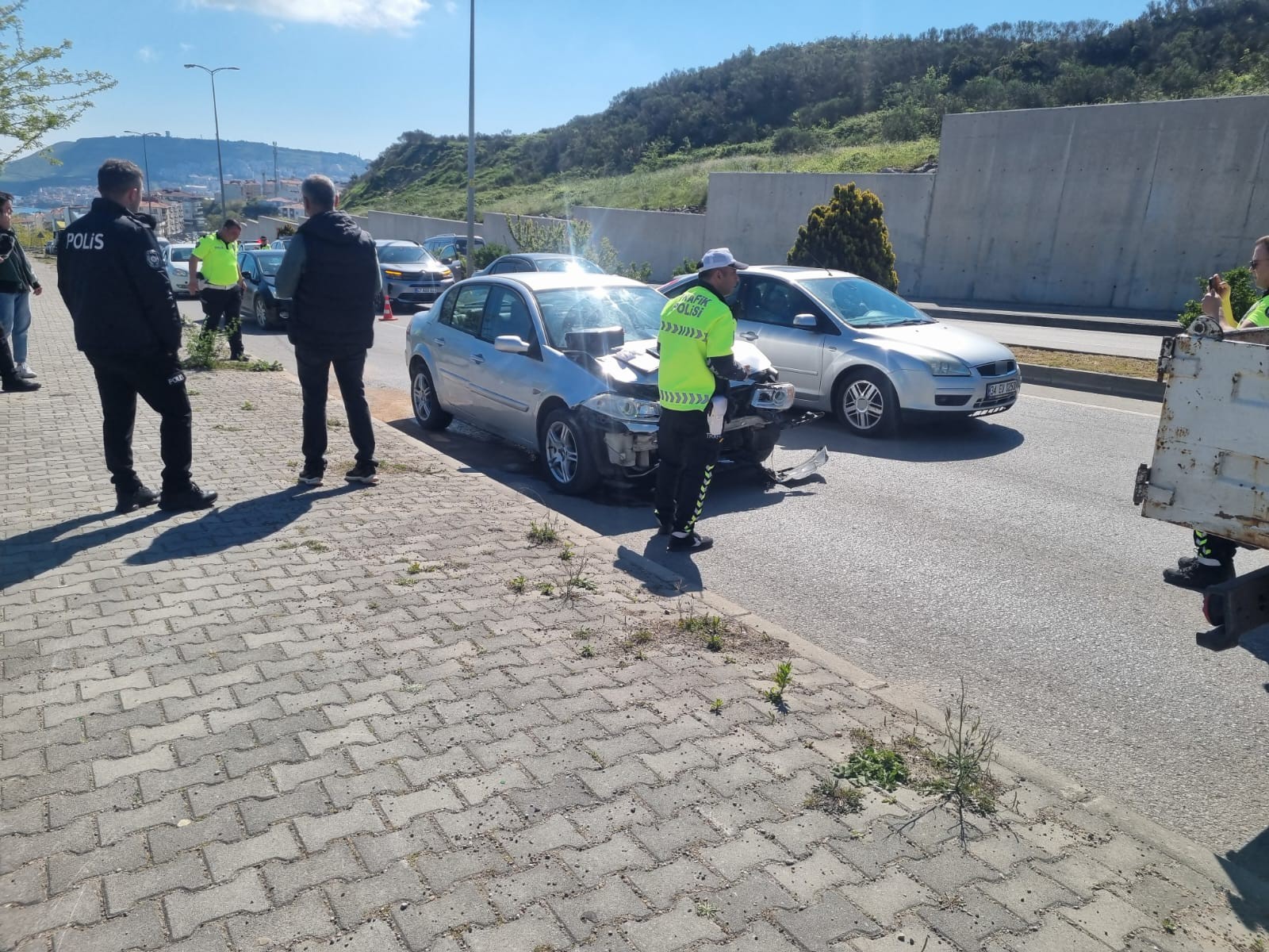 Sinop'ta Zincirleme Kaza 3 Araç Çarpıştı, 2 Kişi Yaralandı (3)