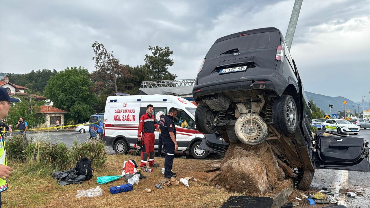 Sinyalizasyon Direğine Çarpan Araçta Facia 1 Ölü, 3 Ağır Yaralı (2)