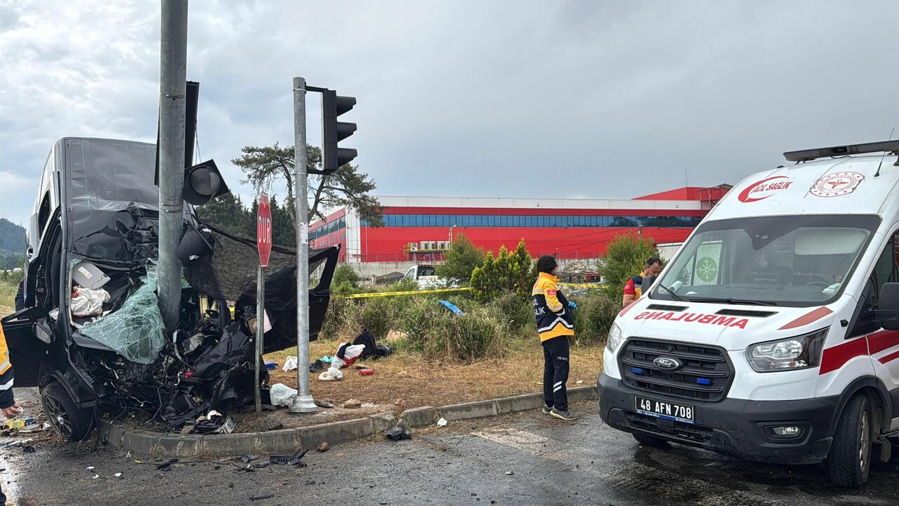 Sinyalizasyon Direğine Çarpan Araçta Facia 1 Ölü, 3 Ağır Yaralı (5)