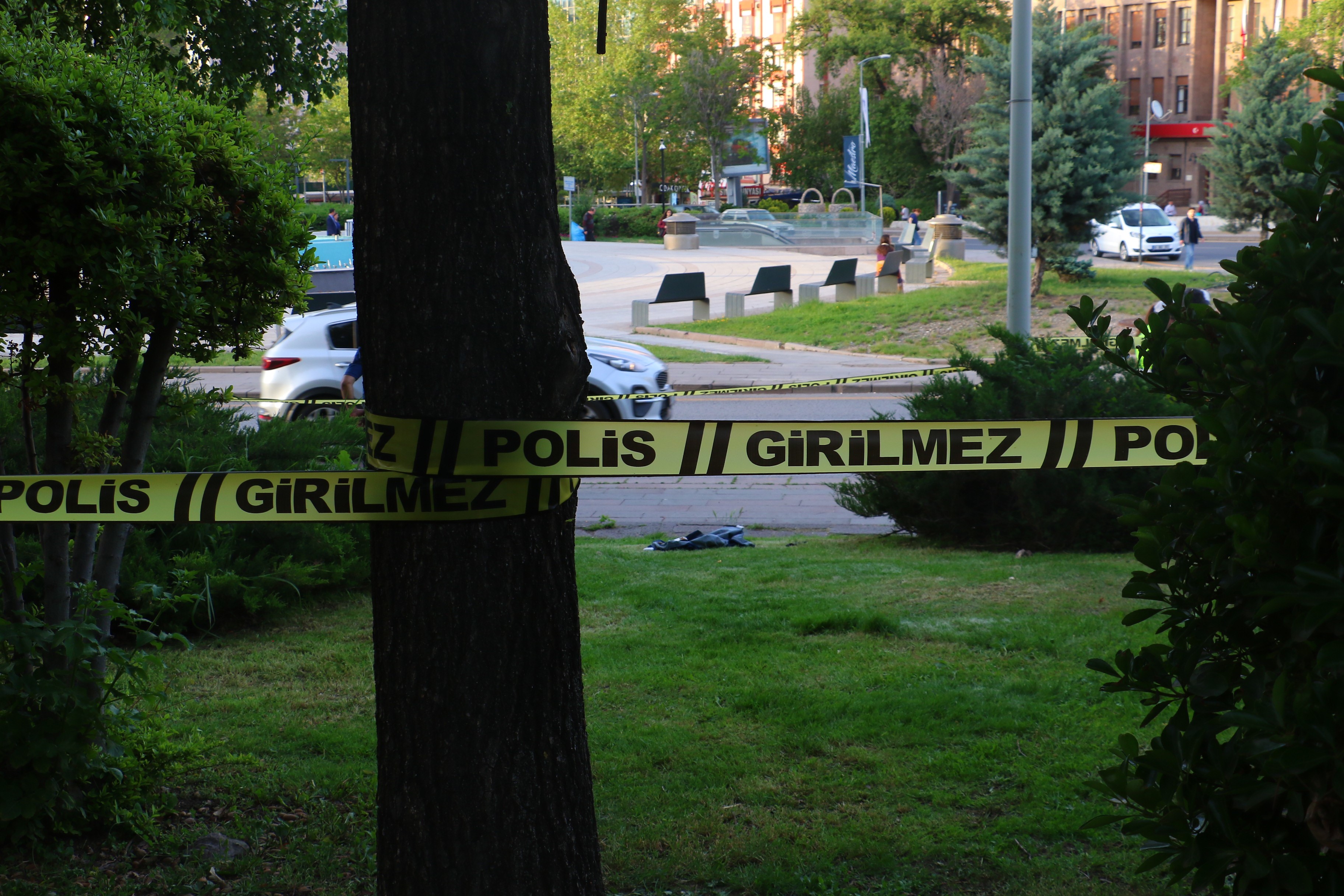Tbmm Önünde Havaya Ateş Açan Şahıs Gözaltına Alındı (4)